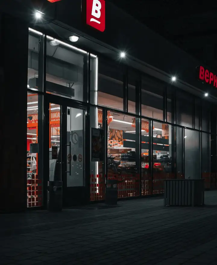 夜晚亮燈的店面櫥窗